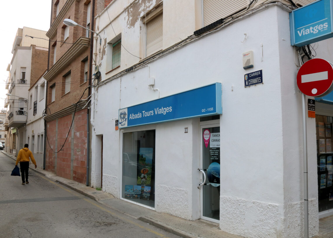 Detingut el propietari d’una agència de viatges de l’Ametlla de Mar per estafar alumnes del Perelló