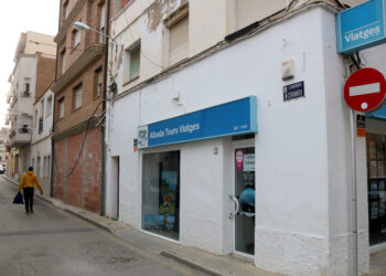 Detingut el propietari d’una agència de viatges de l’Ametlla de Mar per estafar alumnes del Perelló