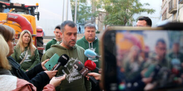 Revolta Pagesa torna a la càrrega amb tractors a les portes de la delegació del Govern a l’Ebre