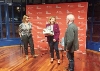 La consellera de la Xarxa reflexiona sobre el present i futur de la ràdio amb els periodistes ebrencs