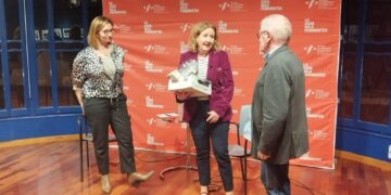 La consellera de la Xarxa reflexiona sobre el present i futur de la ràdio amb els periodistes ebrencs