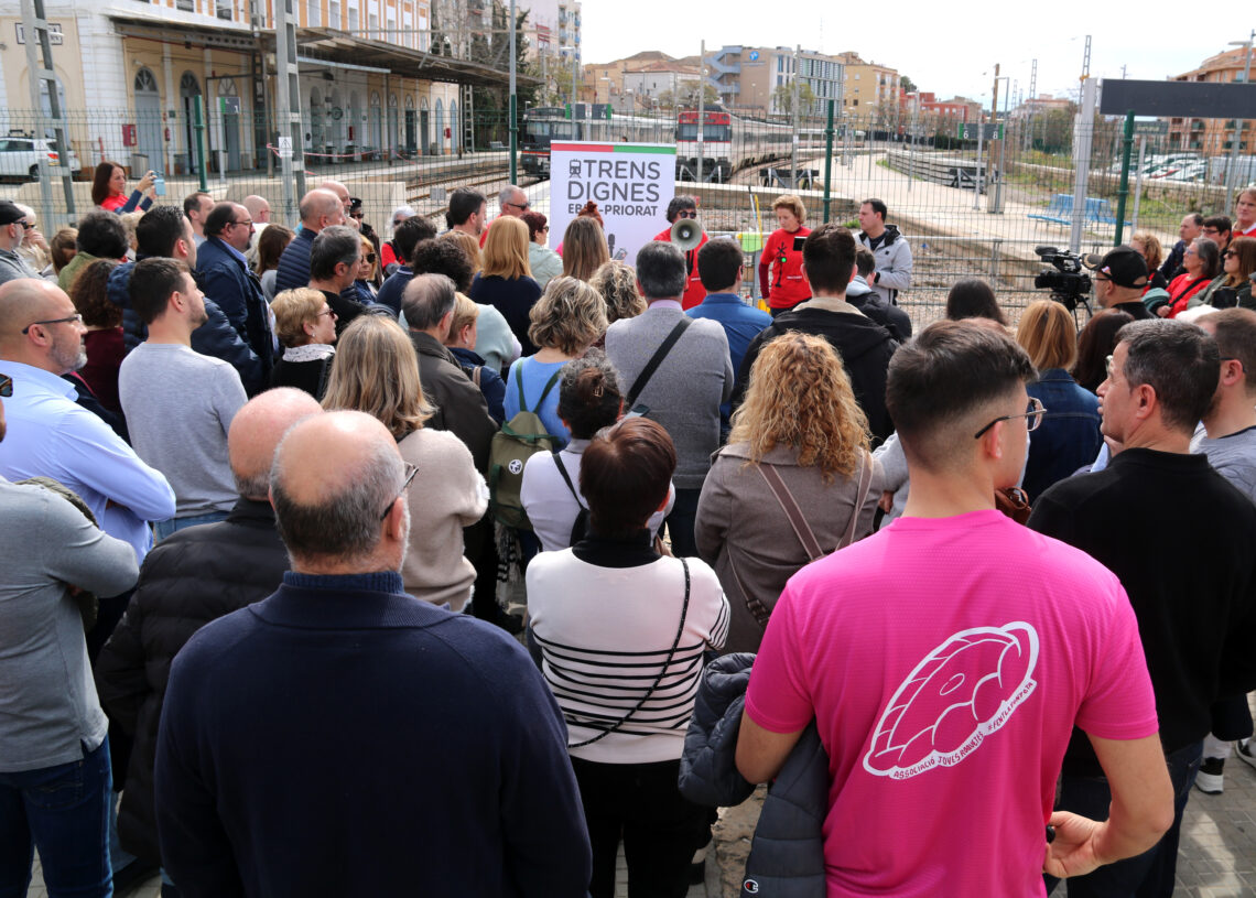 Usuaris emprenyats es manifesten a l’estació de Tortosa per exigir millores al servei ferroviari