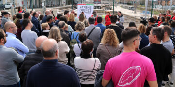 Usuaris emprenyats es manifesten a l’estació de Tortosa per exigir millores al servei ferroviari