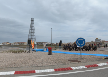 Sant Jaume d’Enveja recorda el Far de Buda amb una reproducció en una rotonda