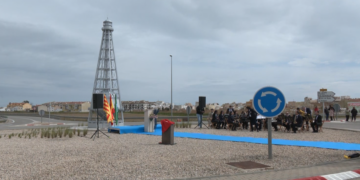 Sant Jaume d’Enveja recorda el Far de Buda amb una reproducció en una rotonda