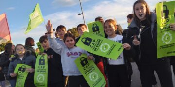 Clam de sindicats i famílies en contra del tancament de línies als centres del Delta