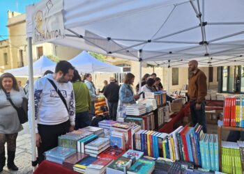 Amposta viu amb alegria una Diada de Sant Jordi plena de gent al carrer