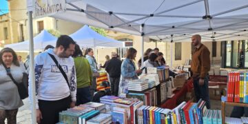 Amposta viu amb alegria una Diada de Sant Jordi plena de gent al carrer