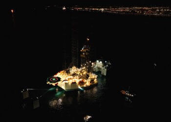 La plataforma per segellar el Castor es remolca fins al magatzem marítim