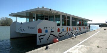 El vaixell elèctric d’Amposta comença a navegar per l’Ebre