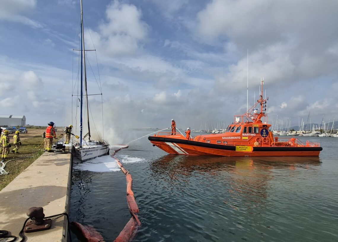 Tres persones ferides en l’explosió i incendi d’un veler al port de la Ràpita
