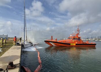 Tres persones ferides en l’explosió i incendi d’un veler al port de la Ràpita