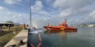 Tres persones ferides en l’explosió i incendi d’un veler al port de la Ràpita