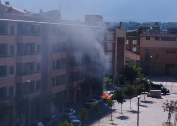 Espectacular incendi d’un vehicle carregat de roba al barri de Ferreries