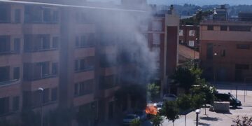 Espectacular incendi d’un vehicle carregat de roba al barri de Ferreries