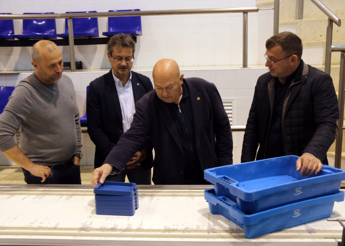 Aliança entre pescadors i arrossaires ebrencs per introduir caixes de peix fabricades amb clofolla d’arròs