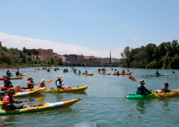 La piraguada en defensa de l’Ebre reafirma el compromís amb el riu més enllà de la sequera