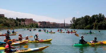 La piraguada en defensa de l’Ebre reafirma el compromís amb el riu més enllà de la sequera
