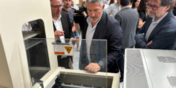 El conseller Sàmper inaugura la planta de Producciones LED Batea, que crearà una vintena de llocs de treball