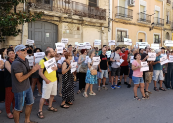 Protesta de l’institut Dertosa davant d’Educació pel conflicte per la direcció accidental