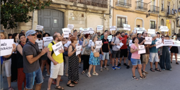 Protesta de l’institut Dertosa davant d’Educació pel conflicte per la direcció accidental