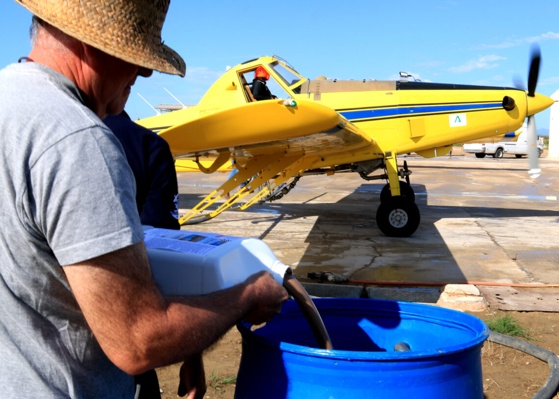 El COPATE fa el primer de quatre tractaments contra el mosquit als arrossars pròxims als pobles del Delta