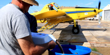 El COPATE fa el primer de quatre tractaments contra el mosquit als arrossars pròxims als pobles del Delta