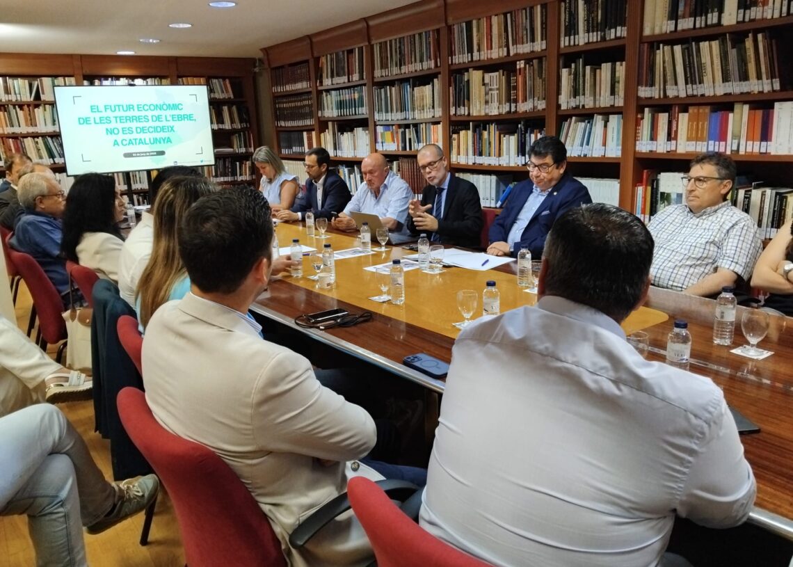 Cruset (Junts) manté l’oposició a la reducció de la jornada laboral davant l’empresariat ebrenc