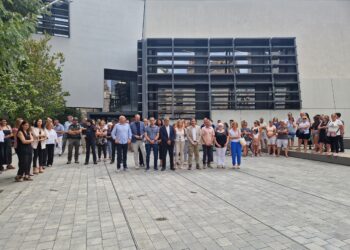 Gonell i alcaldes dels municipis afectats per l’incendi de Paüls encapçalen el minut de silenci a la delegació del Govern