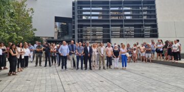 Gonell i alcaldes dels municipis afectats per l’incendi de Paüls encapçalen el minut de silenci a la delegació del Govern