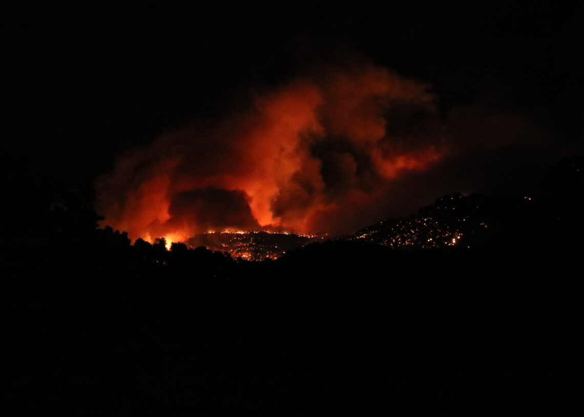 L’incendi de Paüls salta el riu Ebre i els Bombers prioritzen salvar persones i béns per davant de la contenció del foc