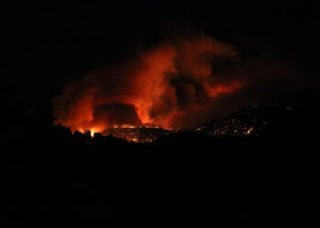 L’incendi de Paüls salta el riu Ebre i els Bombers prioritzen salvar persones i béns per davant de la contenció del foc