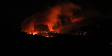 L’incendi de Paüls salta el riu Ebre i els Bombers prioritzen salvar persones i béns per davant de la contenció del foc