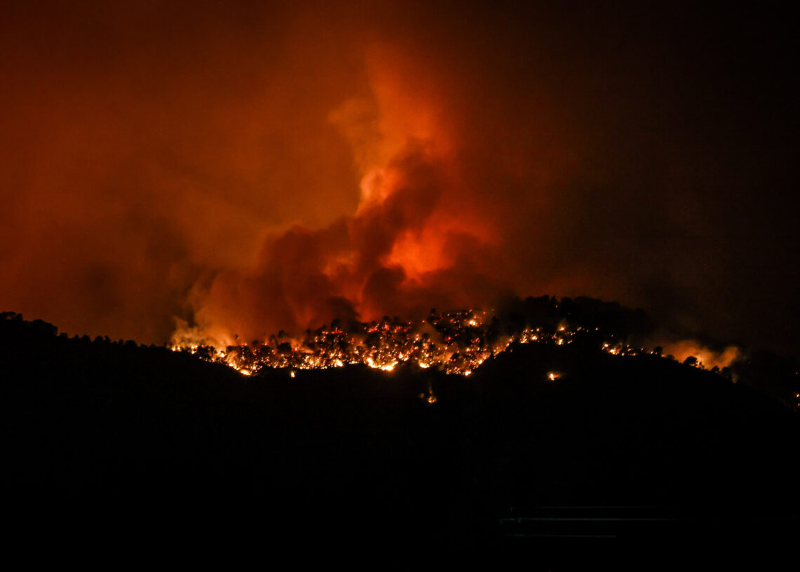 L’incendi de Paüls afecta unes 2.300 hectàrees i obliga a confinar més de 2.000 persones