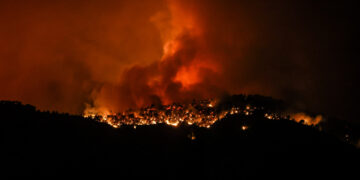 L’incendi de Paüls afecta unes 2.300 hectàrees i obliga a confinar més de 2.000 persones