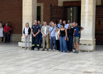 Emotiu i sentit minut de silenci a Tortosa en record del bomber mort en l’incendi