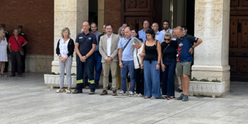 Emotiu i sentit minut de silenci a Tortosa en record del bomber mort en l’incendi