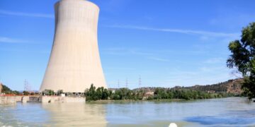 Un estudi constata que la central nuclear d’Ascó retorna a l’Ebre l’aigua amb una temperatura que supera els límits legals