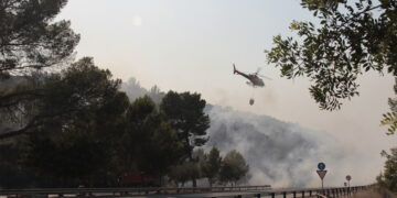 Els Bombers veuen una ‘evolució favorable’ del foc de Paüls i treballen amb l’objectiu d’estabilitzar-lo durant la nit