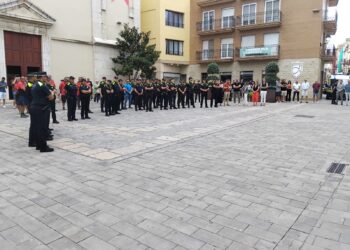 Emotiu minut de silenci a Amposta per la mort d’un policia local mentre reparava el seu cotxe