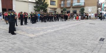Emotiu minut de silenci a Amposta per la mort d’un policia local mentre reparava el seu cotxe