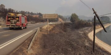 Els Bombers no confien poder estabilitzar l’incendi de Paüls ni aixecar els confinaments fins a com a mínim la nit