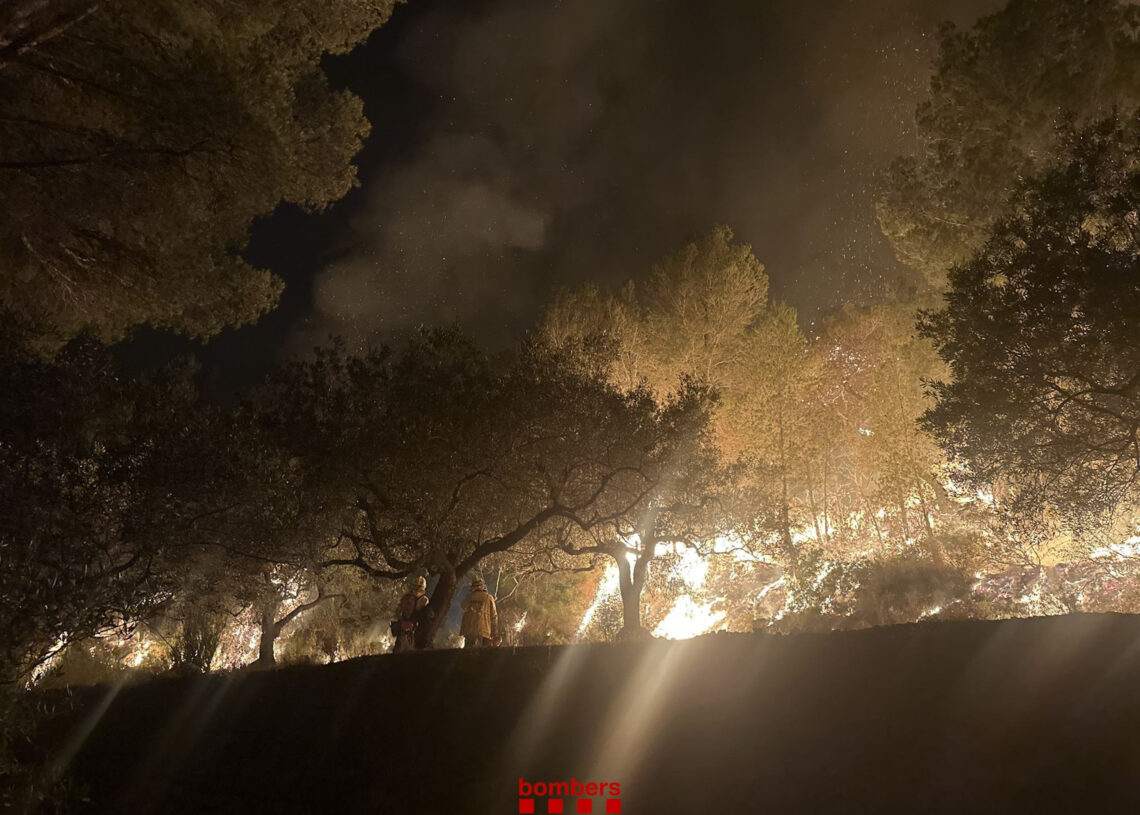 Els Bombers confien estabilitzar l’incendi al llarg del dia i només es manté el confinament a Paüls