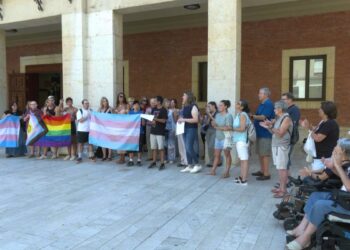 Una trentena de persones s’han reunit a Tortosa per denunciar i lamentar l’atac del passat diumenge a dos dones trans