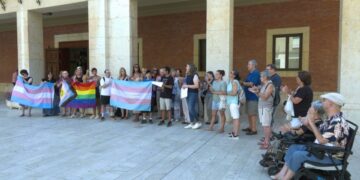Una trentena de persones s’han reunit a Tortosa per denunciar i lamentar l’atac del passat diumenge a dos dones trans