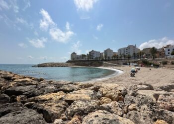 L’Ametlla de Mar reobrirà les platges dissabte després de descartar que les taques aparegudes al mar siguen perjudicials