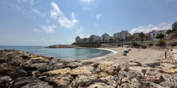 L’Ametlla de Mar reobrirà les platges dissabte després de descartar que les taques aparegudes al mar siguen perjudicials