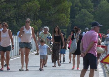 L’aigua al pantà d’Ulldecona recupera el turisme estival amb restaurants i càmpings plens