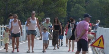 L’aigua al pantà d’Ulldecona recupera el turisme estival amb restaurants i càmpings plens