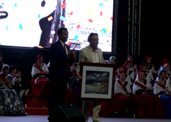L’actor Pere Ponce canta l’himne de la Cinta durant el pregó de Festes de Tortosa